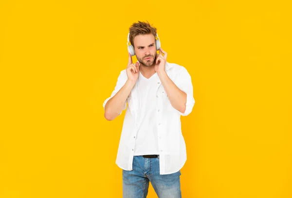Een man met een moderne koptelefoon. online onderwijs. terug naar school. jonge man in hoofdtelefoon — Stockfoto