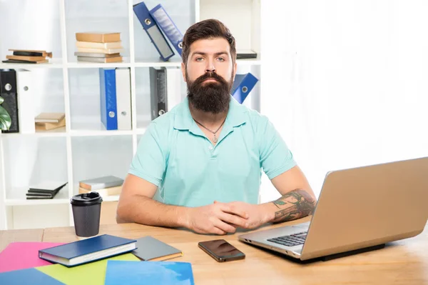 Vážný profesionální muž sedící na kancelářském stole, manažer — Stock fotografie