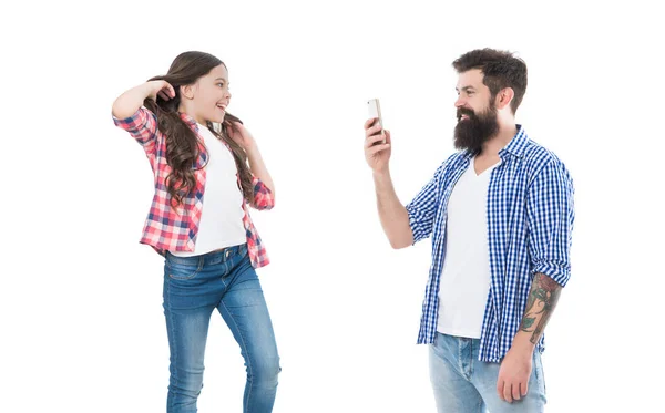Happy bearded man father take picture of girl child daughter posing for smartphone, photo model — Fotografia de Stock