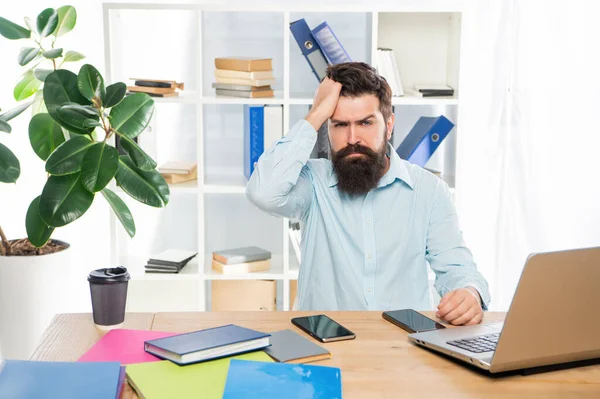 Frustated profesional chico agarrando cabeza trabajando en escritorio de la oficina, frustración —  Fotos de Stock