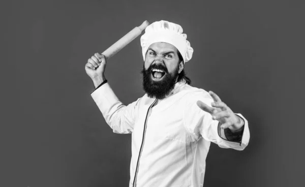 Cara chef em chapéu com barba e bigode no fundo vermelho, chef irritado — Fotografia de Stock