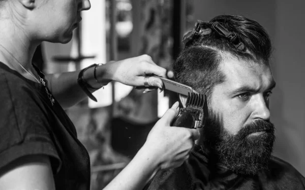 Atractivo peluquero haciendo corte de pelo de hombre guapo en la peluquería, herramientas de peluquería — Foto de Stock