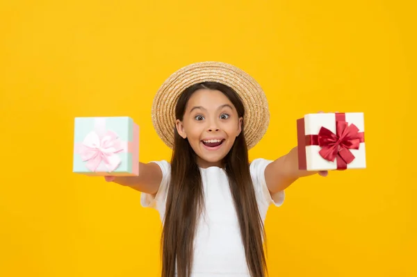 Amazed teen girl hold present box on yellow background — Stock Fotó