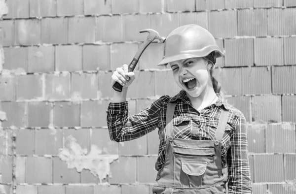 Asszisztens. leendő mérnök. Boldog gyerek használja kalapács javító eszköz. építési terület. gyermeképítész munkás. munkanap koncepció. gyermekkori fejlődés. tizenéves lány asszisztens — Stock Fotó