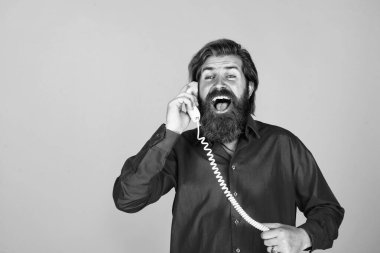 Haberler çok iyi. Sakallı ve bıyıklı adam çağrıya cevap veriyor. Telefon görüşmesi. Sakallı adam. Modern hayatta iletişim. Telefonda arkadaşınla konuş. Olgun erkek retro telefonu tut