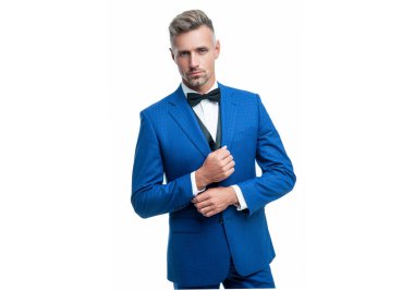 Beyaz arka planda boyun yayı olan mavi takım elbiseli olgun bir iş adamı.