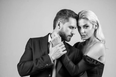 Hoş bir akşam. Aşık seksi çift. Erkek kadına sarılır. Resmi bir çift. Kendine güvenen bir iş adamı. İş ortaklığı başarısı. moda ve güzellik. Bir erkekle bir kızın romantik ilişkisi