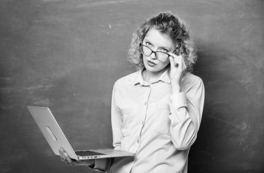 BTMM öğrencisi. İstihbarat ve programlama. İnternetten ders veriyorum. Online okul. Uzaktan kumanda. İnternette çalış. Öğretmen defteri bilgi karatahta arka planı aranıyor. İnternet 'te sörf yapan kadın.
