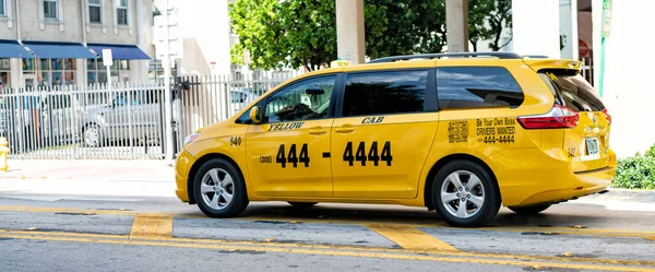 Miami Beach, Φλόριντα ΗΠΑ - 14 Απριλίου 2021: Toyota κίτρινο ταξί, πλαϊνή άποψη — Φωτογραφία Αρχείου
