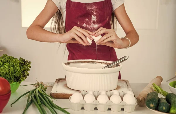 Miúdo a cozinhar comida na cozinha. escolher uma carreira. Ajudante com ovo. culinária e culinária. infância feliz. criança use uniforme de cozinheiro. menina chef em chapéu e avental — Fotografia de Stock