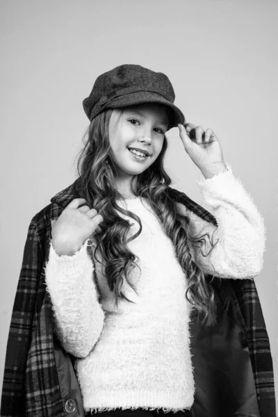 Happy kid in cap met stijlvolle kapsel geruite jas, casual — Stockfoto