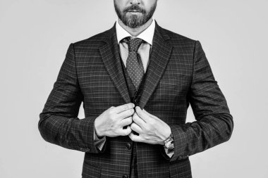Harika bir yere git. Monokromatik topluluk. Kravatlı mavi takım elbise. Resmi erkek modası. Klasik moda tarzı. Şık bir kıyafet. Erkek giyim. İş kıyafeti. İş toplantısı. Ofis için mükemmel.