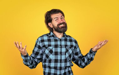 Bu harika bir gün. Sıradan bir erkek modası. Mutlu yakışıklı hippi. Berber dükkanı. Olgun adamın bıyığı var. Kareli gömlekli sakallı adam. Duygusal yüzlü vahşi bir adam.