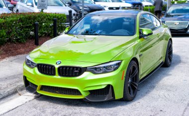 Miami Beach, Florida USA - 15 Nisan 2021: yeşil BMW M4, köşe manzaralı. Lüks spor araba.