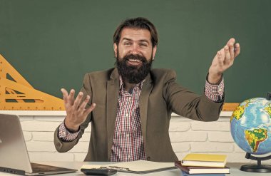 Mutlu bir gün. Sınıfta tahtasıyla çalışan acımasız bir adam. Sınava hazırlan. Ders üzerine ders veren üniversite hocası. Okula dönüyorum. resmi eğitim. Bilgi günü. Olgun sakallı öğretmen.