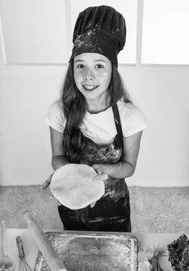 Çocuk, geleceğin aşçısı yemek pişiriyor, diyet yapıyor.