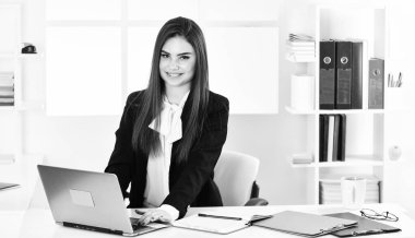 İş bilgisayarındaki güzel kadın noter. Banka çalışanı. İş sorunları. Lisanslı noter. Noterler ve noterler resmi belgelerde imza ve imza işlerini hallediyorlar. Çevrimiçi bankacılık