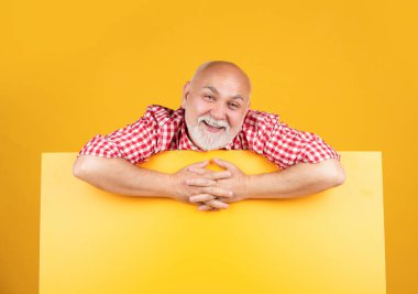 Boş afişlerde fotokopi alanı olan mutlu kıdemli adam. promosyon