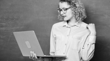 İnternetten ders veriyorum. Uzaktan kumanda. Çevrimiçi eğitim konsepti. İnternette dizüstü bilgisayar sörfü yapan kadın. İstihbarat ve programlama. Öğretmen defteri bilgi karatahta arka planı aranıyor. Çevrimiçi okul