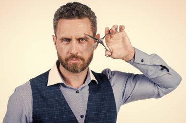 Yakışıklı adam berber makası, saç bakımı