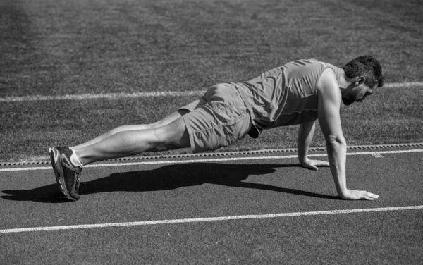 Wees sterk. Man op plank. sport en gezonde levensstijl routine. sportsucces. mannelijke atleet doen ochtend oefening. push-ups training. sporter planken buiten. Gezondheidszorg. gespierde man doen sport — Stockfoto