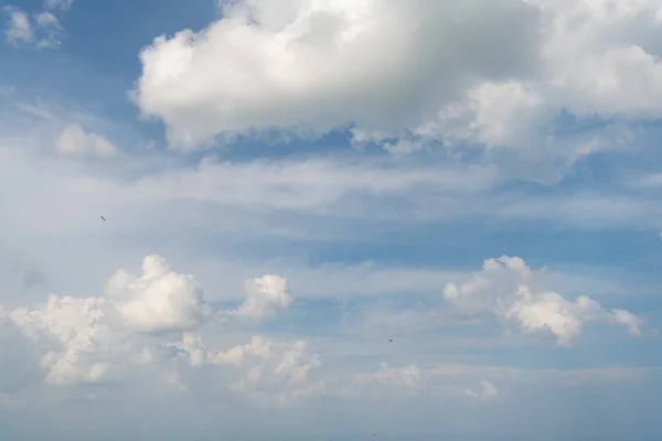 Blå himmel med vita moln i dagsljus — Stockfoto