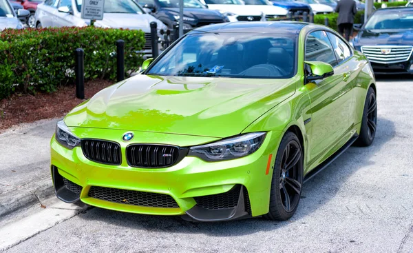 Miami Beach, Florida Verenigde Staten - 15 april 2021: groene bmw m4, hoekzicht. luxe sportwagen — Stockfoto