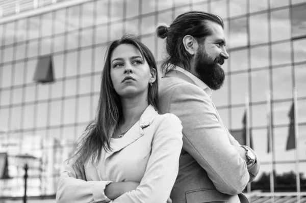 Üzleti pár férfi és nő szabadban háttal, konfrontáció — Stock Fotó