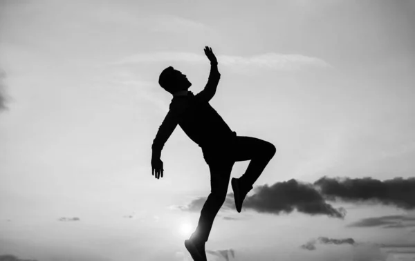 Att vara fri. fri man som dansar. lycka. Jag behöver inspiration. Man känner motivation. Full av energi. dansare ljuddämpare på himlen bakgrund. förtroende och framgång. begreppet framtid — Stockfoto