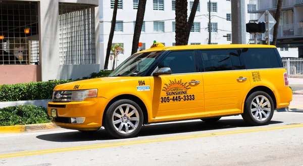 Μαϊάμι Μπιτς, Φλόριντα ΗΠΑ - 14 Απριλίου 2021: ford Sunshine Taxi car, πλαϊνή άποψη. κίτρινο ταξί πρεσβευτή — Φωτογραφία Αρχείου