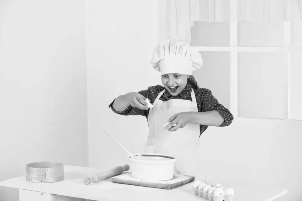 Catering per tutti. I bambini indossano l'uniforme da chef in panetteria. bambino in cappello e grembiule. — Foto Stock