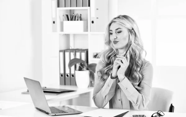 Encuentre cobertura de seguro asequible. Agente de seguros listo para ayudar. Sigue estudiando. Construir negocios. Agente de seguros independiente. Base de datos online. Mujer bonita oficina de trabajo fondo interior — Foto de Stock