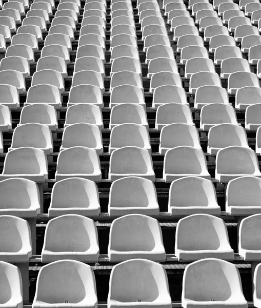 Tomma säten. Modern stadion. Gula tribunaler. säten i tribun på idrottsarenan. — Stockfoto