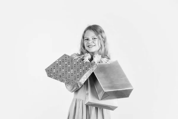 Adolescent tenir sacs à provisions après des achats réussis, cadeaux — Photo