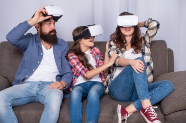 Baba, anne ve çocuk kablosuz gözlük. sanal gerçeklik ailesi.