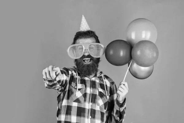 Man hipster med fashionabla preparerat hår och skägg hålla fest ballonger, semester — Stockfoto