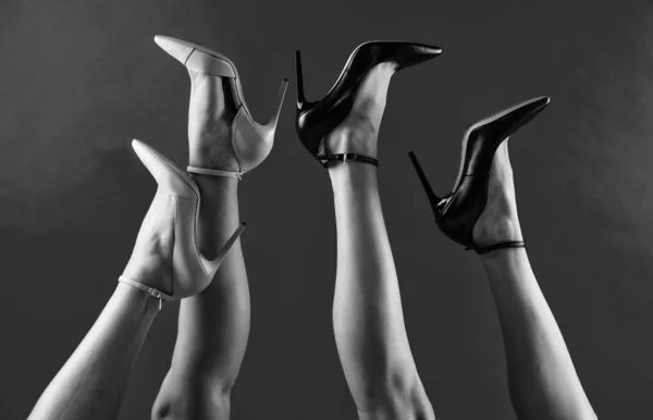 Γυναικεία πόδια σε άνετα ψηλοτάκουνα παπούτσια, υποδήματα — Φωτογραφία Αρχείου