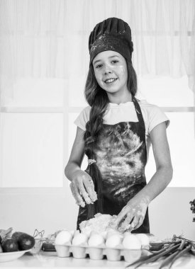 Çocuk mutfakta una bulanmış, şef.