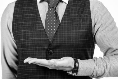 Formalite icabı kesilmiş adam açık elle sunum yapıyor, reklam.