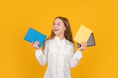 Lisede öğrenciydim. Genç kız ödevlerini defterle yapıyor. çalışma kitabıyla çalış.