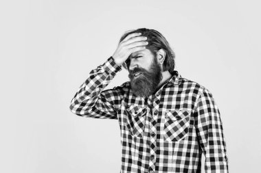 O çok yorgun. Bıyıklı, vahşi beyaz adam. Sakallı adam gömlek giyer. Acıdan kıvranan acımasız adam. Erkek sağlık hizmetleri. Manyetik fırtınalardan dolayı migren ağrısı. Sakallı, olgun bir hippi.
