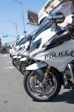 Long Beach, Kaliforniya ABD - 31 Mart 2021: Tustin polisi BMW R 1250 RT motosiklet parketti. ön bölüm