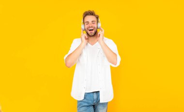 Yeni teknoloji. Modern kulaklıklı mutlu adam. Online eğitim. Okula geri dön..