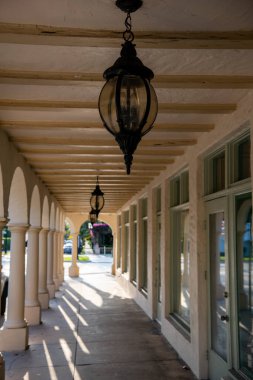 Koridorda sütunlu sokak lambası, seçici odak