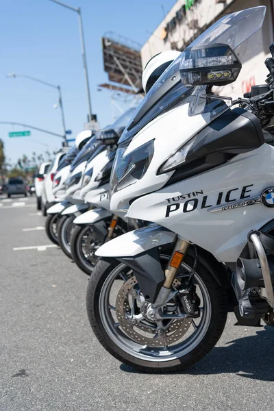 Long Beach, California, EE.UU. - 31 de marzo de 2021: policía de colmillos estacionada BMW R 1250 RT motocicletas. parte delantera —  Fotos de Stock