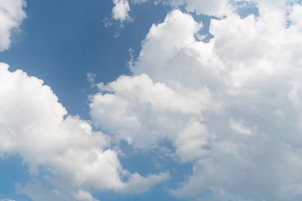 Fondo azul cielo con nubes blancas a la luz del día —  Fotos de Stock