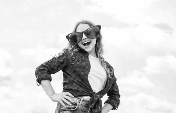 Adolescente chica usando casual ropa de moda y teniendo partido gafas, diversión — Foto de Stock