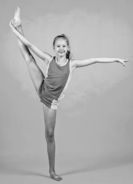 Uitrekken. Tienermeisje aan het opwarmen. sportieve jongen in sportkleding doen splits. sport en fitness — Stockfoto