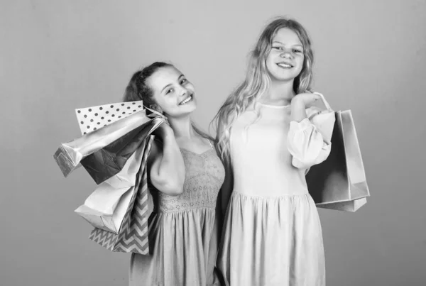 Kinderen gaan winkelen. Cadeaus en cadeaus. kopen in de winkel. shopper kinderen. gelukkige jeugd — Stockfoto