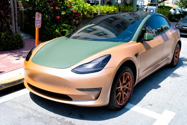 Miami Beach, Florida USA - 14 Nisan 2021: Tesla model turuncu mat 2019, köşe manzaralı.